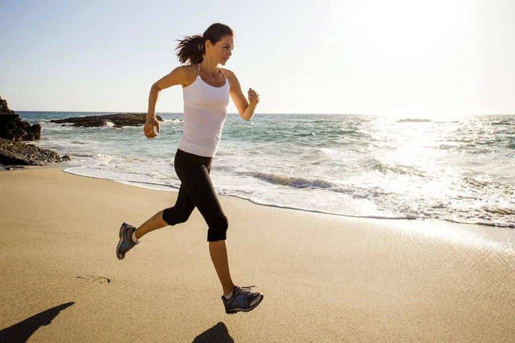  жена тича по плажа
