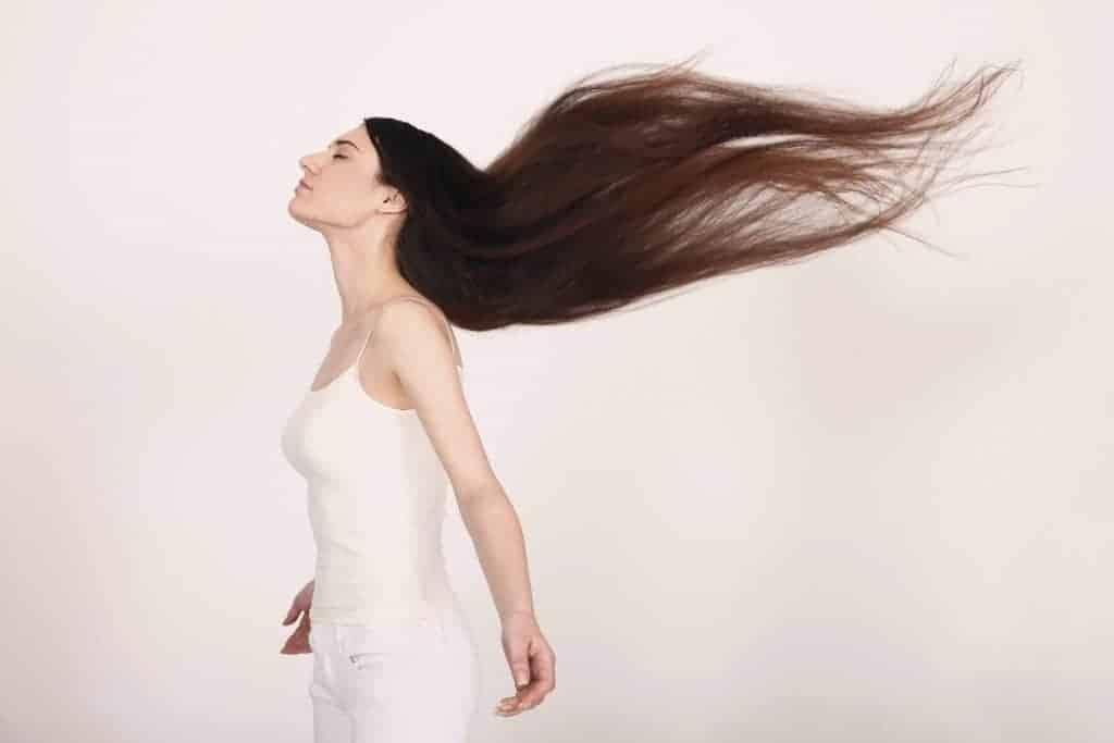  жена с дълга разрошена коса