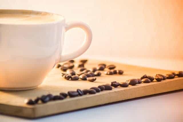  Кафе на зърна и чаша кафе