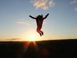  žena skákající na slunci