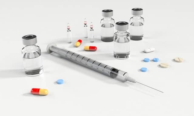  tablety, ampule a injekční stříkačka