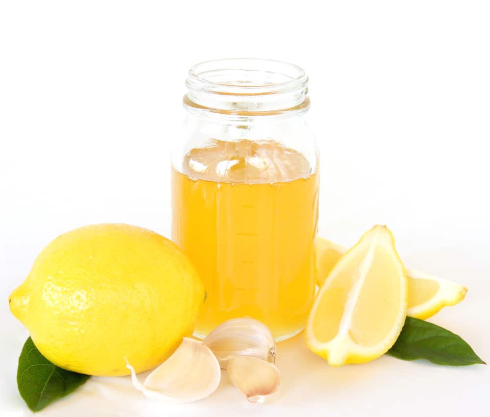  Zázvor, citronová šťáva a česnek