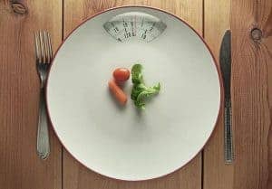  zelenina a příbory na váze 