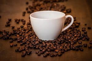  Kaffeebohnen und eine Tasse