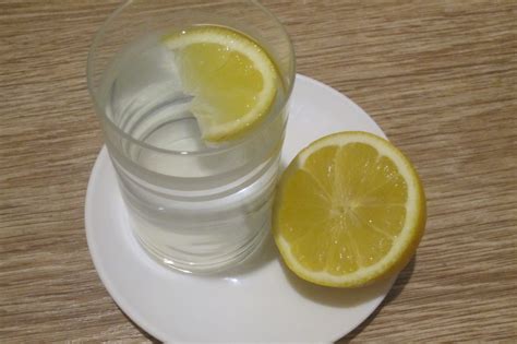  Wasser mit Zitrone