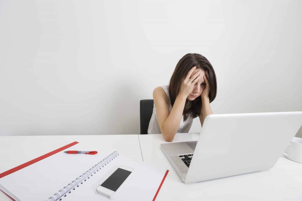  eine gestresste Frau vor einem Computer