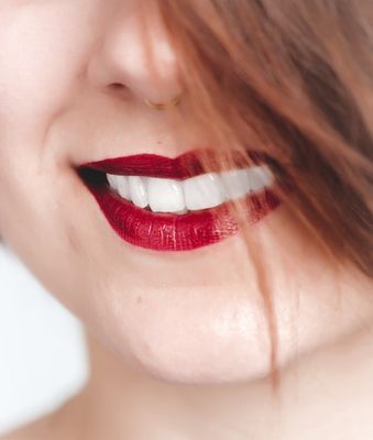  Frau mit weißen Zähnen