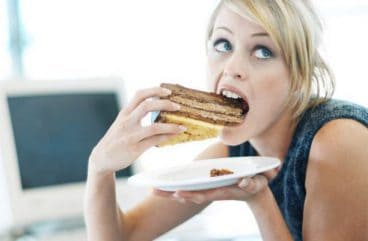  eine Frau isst ein Sandwich