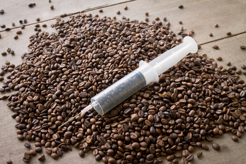  Kaffeebohnen in einer Spritze