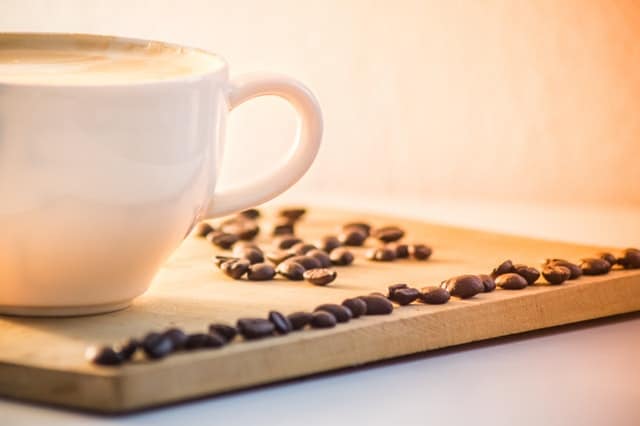  Granos de café y una taza de café