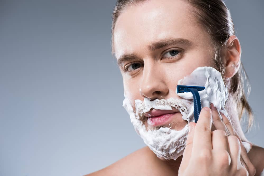  el hombre se afeita la cara