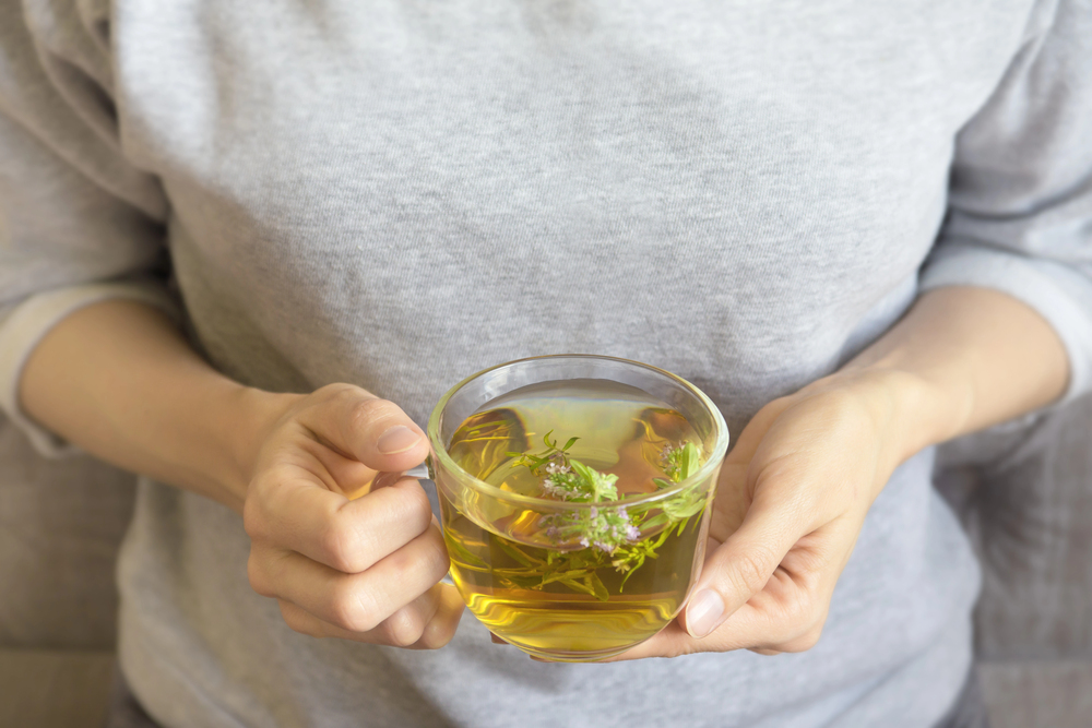  infusión de hierbas en una taza