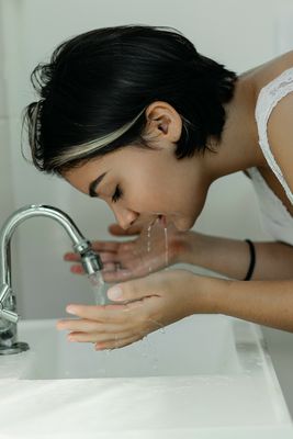  une femme se lave le visage