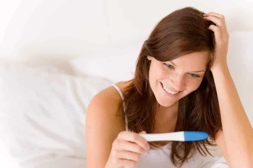 μια γυναίκα κάνει τεστ εγκυμοσύνης