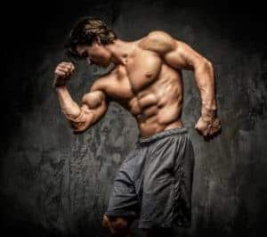 l'uomo mostra i suoi muscoli