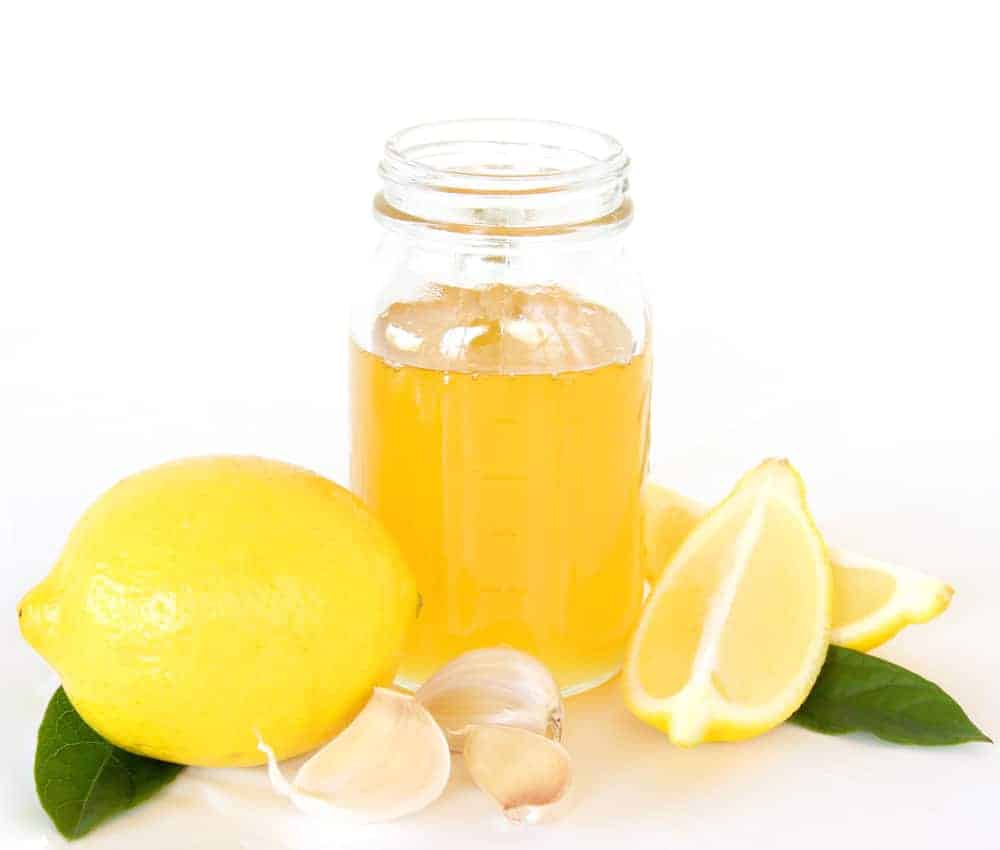  Zenzero, succo di limone e aglio