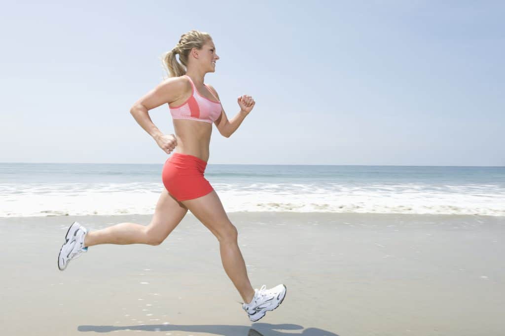  Bėgiojanti moteris su sportine apranga