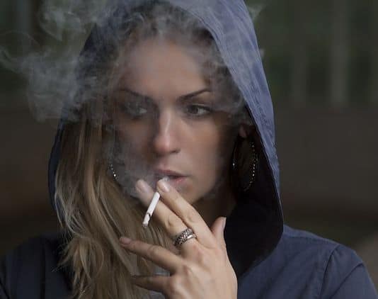  moteris rūko cigaretę