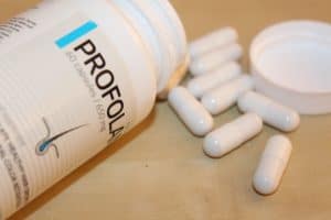 Uz galda izkaisītas Profolan tabletes