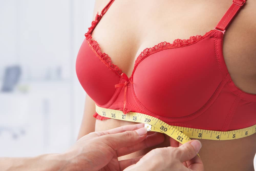  sieviešu krūtis, kas izmērītas ar centimetru