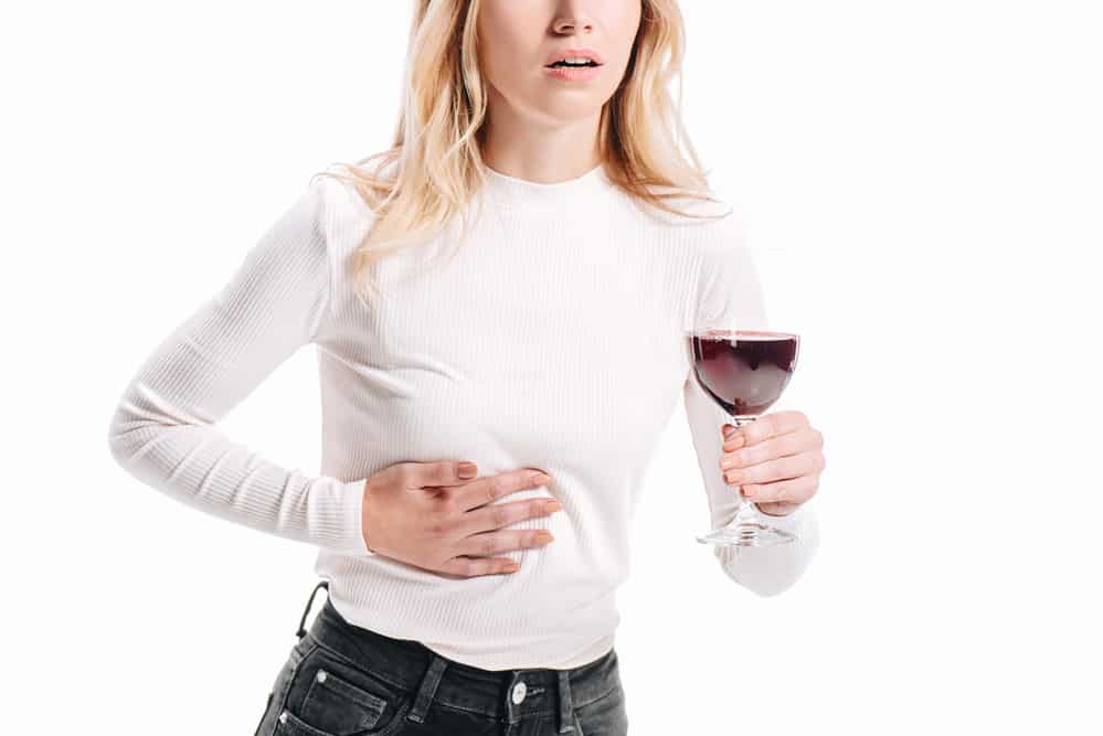  Vrouw met een glas en leverpijn