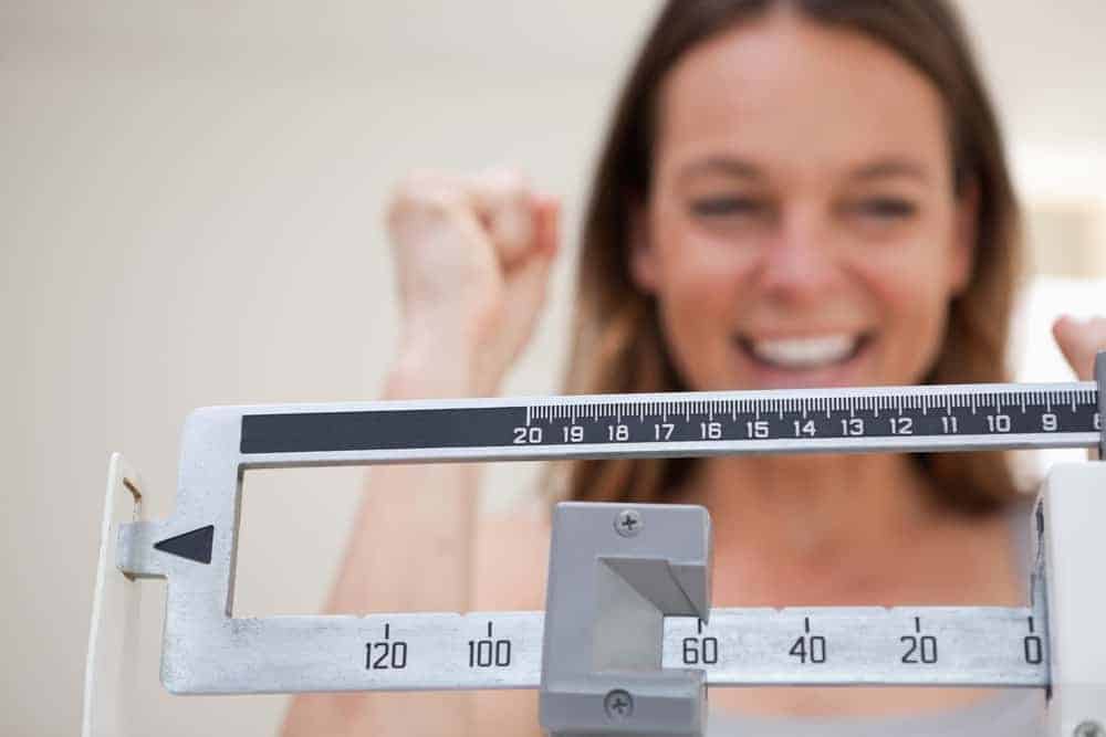  Vrouw controleert haar gewicht
