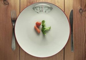  legumes e talheres na balança 