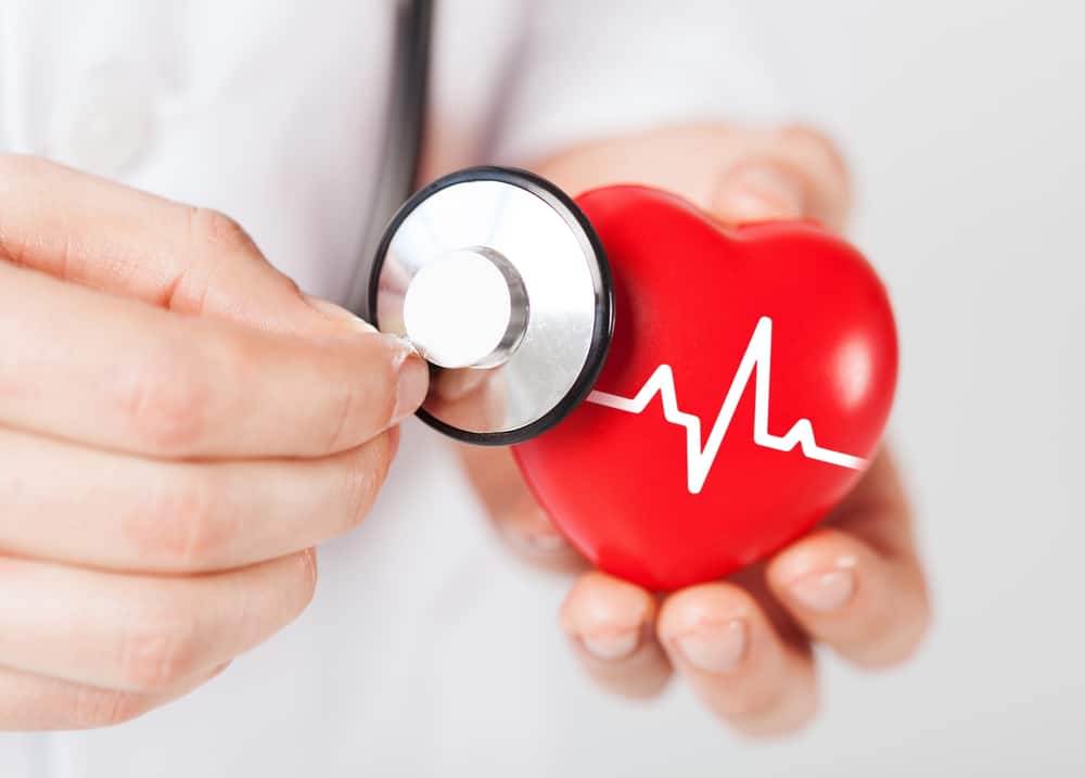  medicul prezintă un model de inimă
