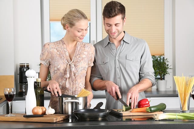  moški in ženska v kuhinji