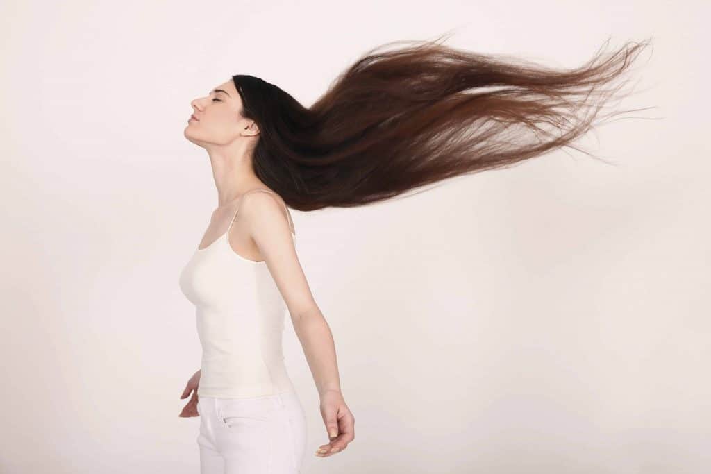  žena s dlhými splývavými vlasmi