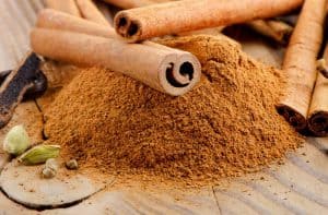  Cinnamon powder and cinnamon sticks