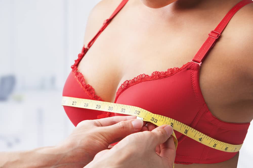  woman measures bust size